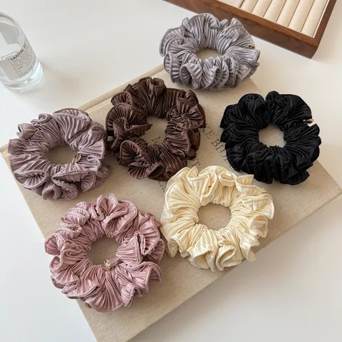 Plissiertes Stoff-Scrunchie Mit Goldenem Metallanhänger Einfarbige Haargummis Für Damen Täglicher Haarschmuck