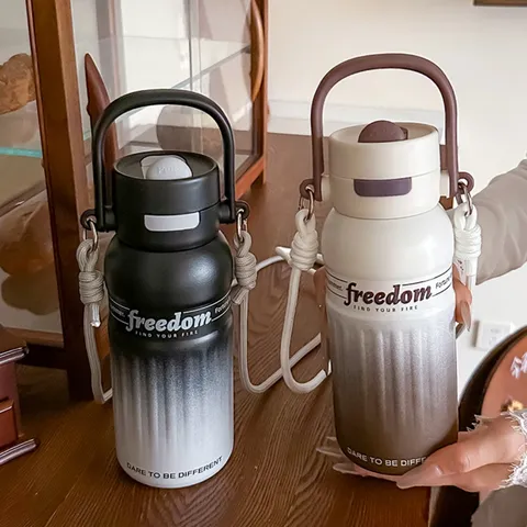 Modern Gradient Stainless Steel Vacuum Flask 700ml Insulated Water Bottle With Straw Handle And Strap For Sports Outdoor Office