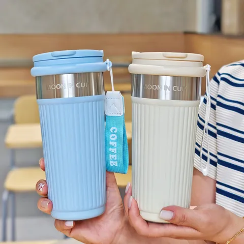 Moderner 316 Edelstahl Vakuumisolierter Kaffeebecher Vertikale Streifen Tragbarer Reisebecher Mit Doppeltrinkdeckel Gurt