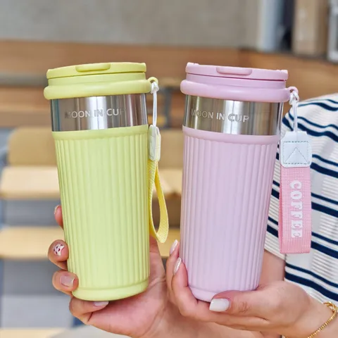 Moderner 316 Edelstahl Vakuumisolierter Kaffeebecher Vertikale Streifen Tragbarer Reisebecher Mit Doppeltrinkdeckel Gurt