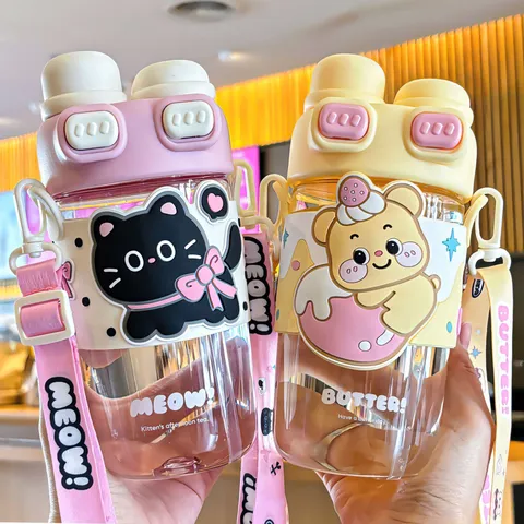 Botella de Agua con Funda de Silicona de Dibujos Animados con Doble Boquilla Con Correa Portátil Tapa Abatible de un Botón Vaso de Plástico Tritan para Niños Escuela Aire Libre
