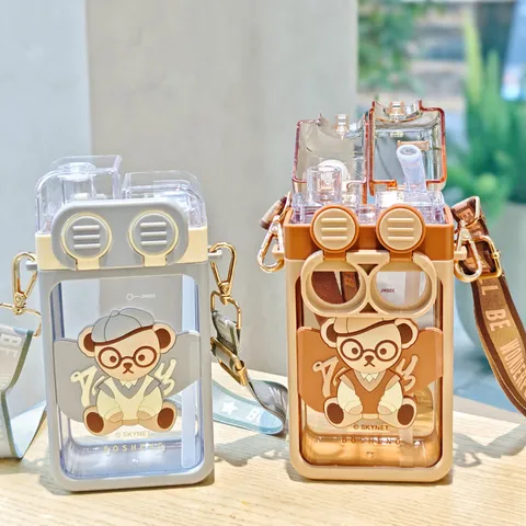 Tragbare Quadratische Kinder Trinkflasche mit Strohhalm Dual Drink Kunststoffbecher Verstellbarer Gurt Cartoon Bär Design Outdoor Auslaufsicher