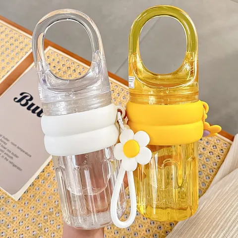 Modern Minimalistisch Wasserflasche Tragbare Kunststoff Trinkbecher Mit Schlaufengriff Silikonhülle Blumenanhänger Für Büro Zuhause Damen