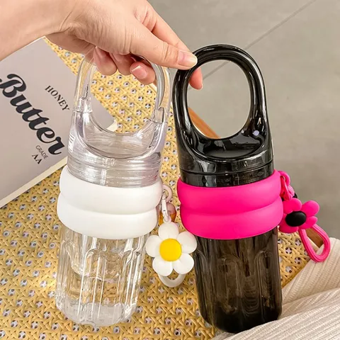 Modern Minimalistisch Wasserflasche Tragbare Kunststoff Trinkbecher Mit Schlaufengriff Silikonhülle Blumenanhänger Für Büro Zuhause Damen