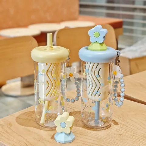 Süße Kunststoff Wasserflasche Mit Blumen Design Und Strohhalm Große Kapazität Tragbarer PC Sportbecher Für Mädchen Hochwertiger Teebecher