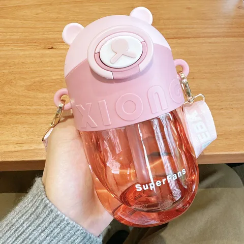 Süße Bärenform Tritan Plastik Wasserflasche Hitzebeständig Kinder Strohhalm Becher Mit Tragbarem Verstellbarem Schultergurt Sport Außenbereich Flasche
