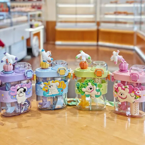 Cartoon Doppelkammer Strohhalm Wasserflasche Tragbar Kreativ Doppeltrinken Plastikbecher Mit Riemen Für Schule Kinder