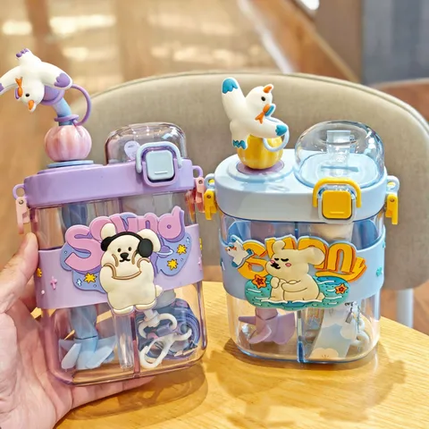 Cartoon Doppelkammer Strohhalm Wasserflasche Tragbar Kreativ Doppeltrinken Plastikbecher Mit Riemen Für Schule Kinder
