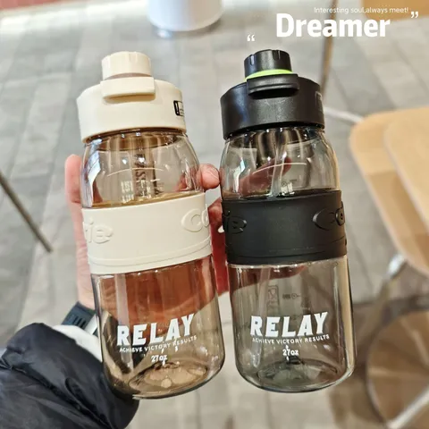 Minimalistische Dual Trink Plastik Sport Wasserflasche Mit Strohhalm Silikonhülle Tragbare Auslaufsichere Outdoor Reise Trinkflasche