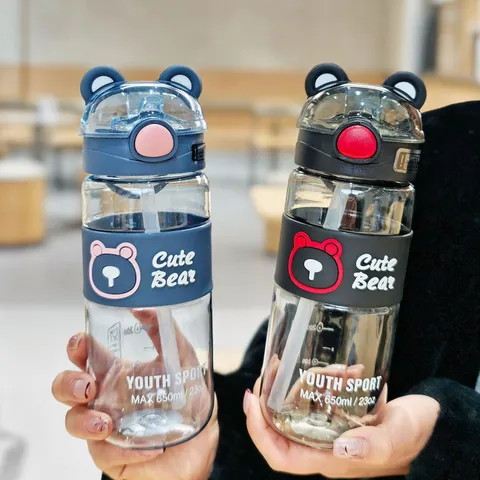 Süßer Cartoon Bär Kinder Plastik Wasserflasche Mit Strohhalm 3D Ohren Große Kapazität Tragbare Anti-Verbrühungs Silikonhülle Trinkgeschirr