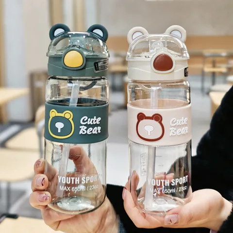 Süßer Cartoon Bär Kinder Plastik Wasserflasche Mit Strohhalm 3D Ohren Große Kapazität Tragbare Anti-Verbrühungs Silikonhülle Trinkgeschirr