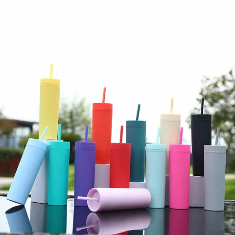 Tragbarer Kunststoff Matte Sprühbeschichteter Gerader Wasserbecher Becher Mit Strohhalm Für Tägliches Büro Reisen