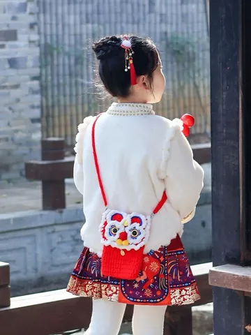 Cute Cartoon Chinese Awakening Lion Hand Crocheted Yarn Crossbody Bag Mini Phone Pouch With Metal Charm For Kids Everyday Travel