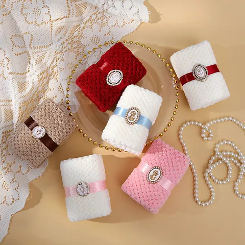 Barock Korallenfleece Handtuch Karo Textur Weiches Gesichtstuch Mit Perle Porträt Etikett Schleife Hochzeit Geburtstag Souvenir