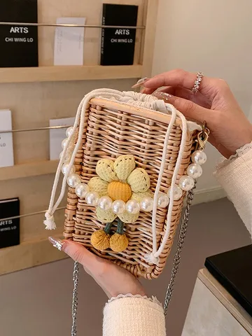 Petit Sac Carré en Rotin Tressé pour Femme Sac à Bandoulière Bohème Vacances Plage Avec Décoration Florale et Perles Artificielles