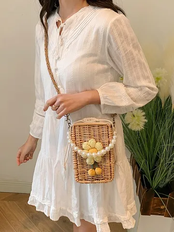 Petit Sac Carré en Rotin Tressé pour Femme Sac à Bandoulière Bohème Vacances Plage Avec Décoration Florale et Perles Artificielles