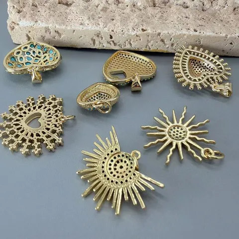 Europäisch Amerikanischer Retro Kupfer Türkis Herz Anhänger Für DIY Schmuckherstellung Vergoldet Zonnenstrahlen Halskette Anhänger Damen Schmuck