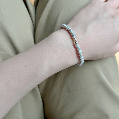 Handgefertigtes Graues Süßwasserperlen Armband Für Damen 14K Gold Gefüllte Perlen Minimalistisches Elastisches Stretch Armband Schmuck