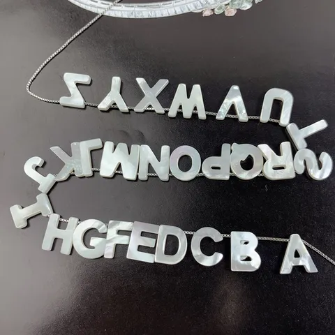 Natürliche Weiße Perlmutt Muschel Alphabet Lose Perlen Mode Geschnitzte Buchstaben Charms Für Schmuckherstellung DIY Zubehör