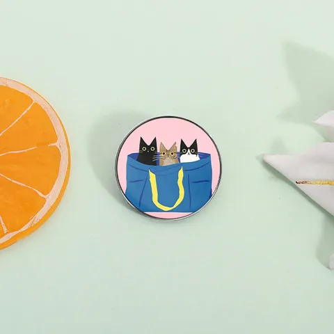 Mignons Chats Dessin Animé Dans Sac Bleu Broche Émail Alliage De Zinc Badge Rond Épinglette Pour Vêtements Sacs À Dos Unisexe Bijoux