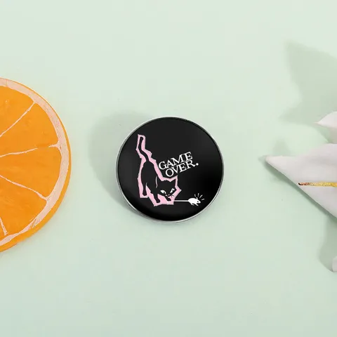 Insignia de Pin de Esmalte de Gato Negro Y Ratón de Dibujos Animados Retro Texto de Game Over Redondo Cuadrado Broche de Aleación Para Decoración de Ropa de Estudiantes