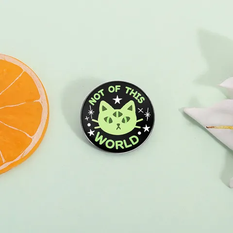 Broche en Alliage Chat Extraterrestre Trois Yeux Dessin Animé Drôle Badge Métallique Imprimé Lettres Bijoux Cadeau