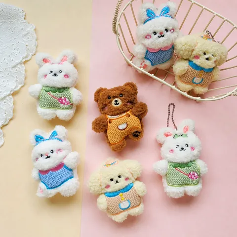 Simpatica Bambola Animale in Peluche Ciondolo Coniglio Orso Cane Morbido Peluche Con Vestiti in Maglia Per Decorazione Borsa Accessori Spilla