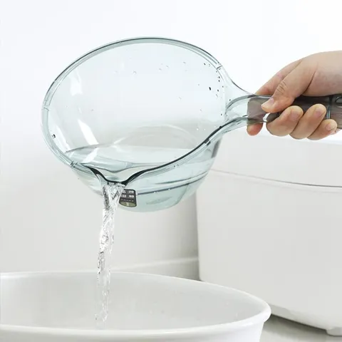 Mestolo d'Acqua in Plastica Trasparente Spessa Mestolo Infrangibile con Beccuccio Manico Lungo per Cucina Bagno del Neonato