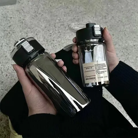 Tragbarer Kunststoff-Wasserbecher mit Tee-Einsatz Ausgezeichnete Ausfallsicher Klare Reisedringflasche mit Lanyard für Büro und Außen