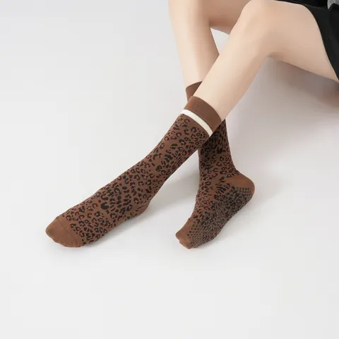 Damen Leopardenmuster Rutschfeste Yoga Langsocken Baumwolle Athletisch Fitness Pilates Socken Feuchtigkeitstransportierende Sportsocken