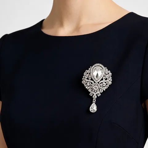 Spilla a Ciondolo in Lega di Zinco a Forma di Goccia di Cristallo Stile Palazzo Europeo Vintage Spilla per Cappotto da Donna