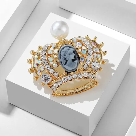 Vintage Crown Cameo Brooch For Women Alloy Rhinestone Artificial Pearl Pins Palace Style Wedding Party Jewelry Gift
