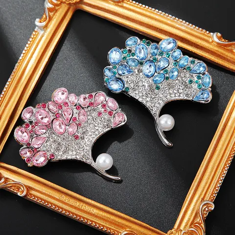 Elegant Ginkgo Leaf Brooch For Women Light Luxury Rhinestone Artificial Pearl Pin Fashion Ginkgo Leaf Breastpin Jewelry Accessories Party Gift