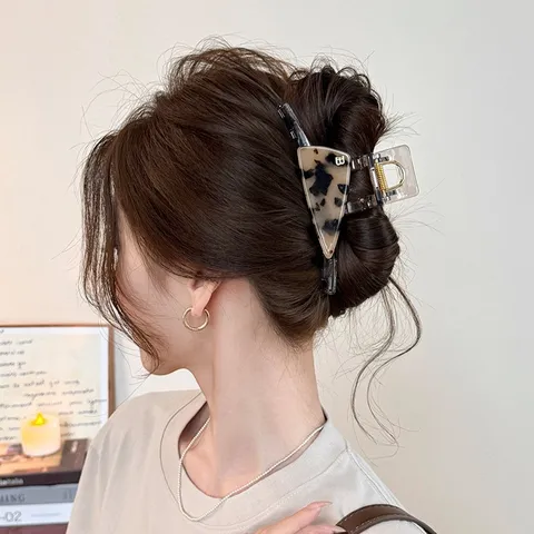 Pince à Cheveux Triangle Imprimé Léopard Élégante Pince en Acétate Grande Pince Géométrique pour Coiffures Relevées Femmes Accessoires de Mode