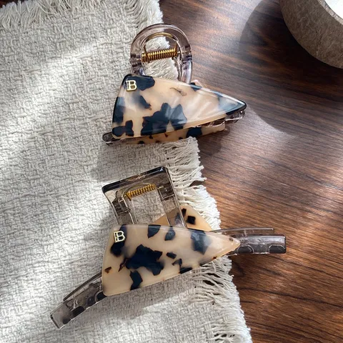 Pince à Cheveux Triangle Imprimé Léopard Élégante Pince en Acétate Grande Pince Géométrique pour Coiffures Relevées Femmes Accessoires de Mode