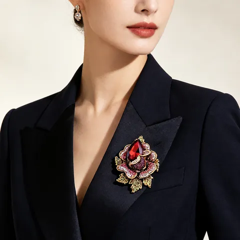 Luxury Vintage Alloy Rhinestone Flower Brooch For Women Crystal Rose Pin For Wedding Banquet Coat Suit Decorative Accessory