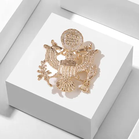 Military Style Eagle Badge Brooch Zinc Alloy Gold Shield Relief Suit Pin For Men Business Fashion Accessory