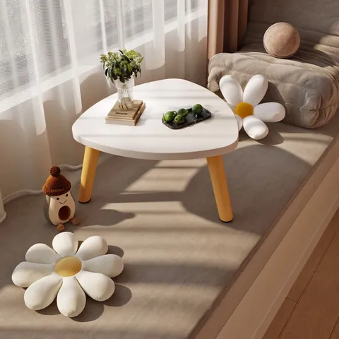 Tavolino da Caffè Triangolare Moderno Minimalista Pannello in Legno Piccolo Tavolo da Finestra a Bavaglino Tavolo Basso da Terra Soggiorno Camera da Letto