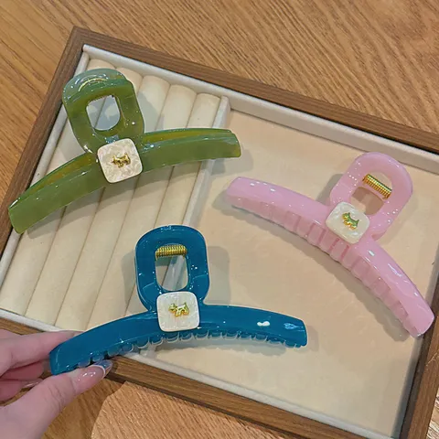 Große Haarklammer Mit Welpen-Logo Handgefertigt Polycarbonat Shark Clip Elegant Goldlabel Rutschfester Haarschmuck Für Damen