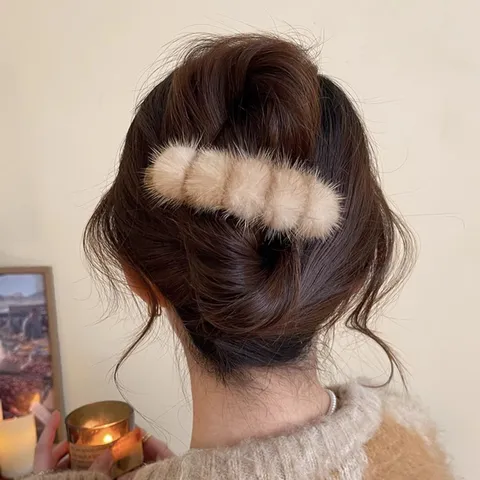 Vintage Plush Faux Fur Hair Claw Clip For Women Winter Elegant Back Of Head Shark Clip Feather Hair Catch Accessory