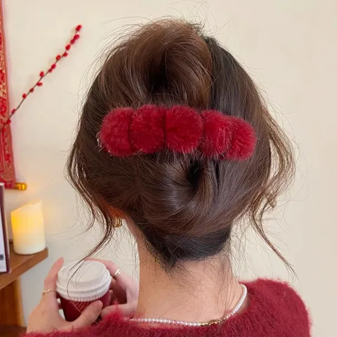 Vintage Christmas Red Plush Hair Claw Clip Acrylic Fluffy Pom Pom Shark Jaw Clip Handmade Winter Hair Accessories For Women