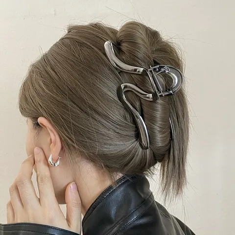 Minimalist Metal Hair Claw Large Geometric Liquid Form Shark Clip Elegant Line Ponytail Holder Hair Styling Tool Accessories For Women