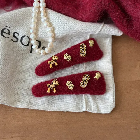 Feestelijke Rode Fluwelen Haarclip Nieuwjaar Paard Limited Edition Zijbarrette Met Gouden Bedels Voor Dames Haaraccessoires