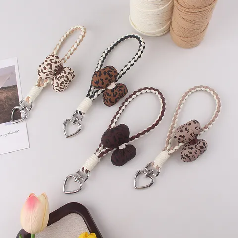 Mignon Imprimé Léopard Nœud Papillon Cordon de Téléphone Tressé Fermoir en Alliage Cœur Porte-clés Automne Hiver Perlé à la Main Bijou de Sac Femme Accessoire