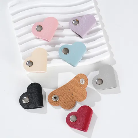 Enrouleur de Câble en Cuir PU Minimaliste Forme de Cœur Mignonne Organisateur de Câble avec Bouton-Pression en Métal pour Bureau