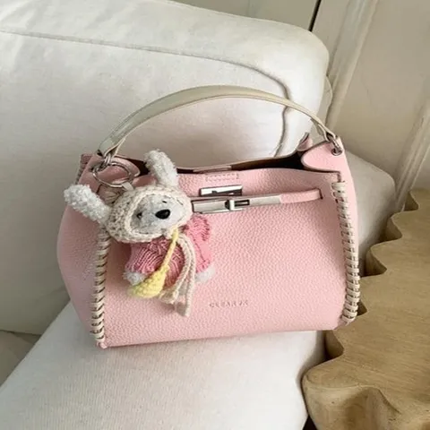 Femme Cuir PU Sac à Main Bicolore Sac Bandoulière Avec Fermoir Tournant Métal et Pendentif Sac Chic Commuter