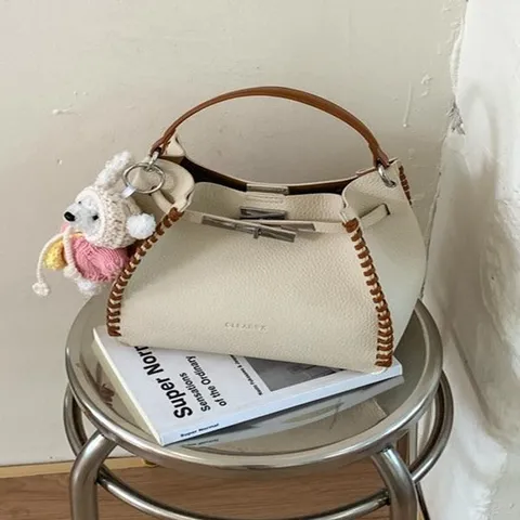 Femme Cuir PU Sac à Main Bicolore Sac Bandoulière Avec Fermoir Tournant Métal et Pendentif Sac Chic Commuter
