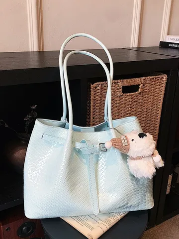 Sac Cabas Tissé en Cuir PU pour Femmes Grande Capacité Sac à Main d'Épaule avec Pendentif en Peluche Mode Chic Casual