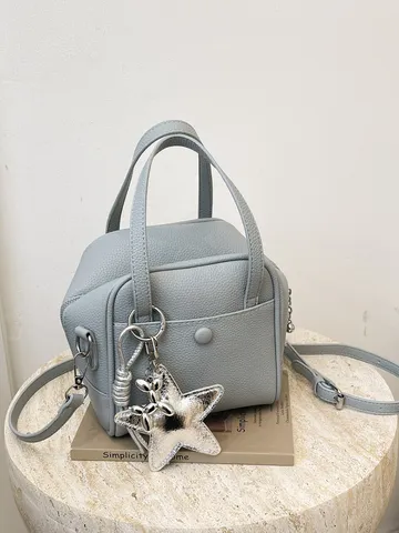 Femmes Décontracté Cuir PU Sac à Main Grande Capacité Sac Bandoulière Élégant Simple Sac à Épaule Avec Pendentif Sac de Navette