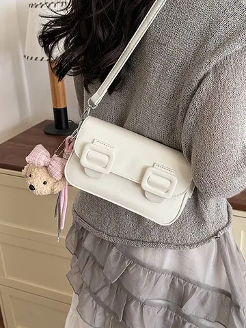 Femmes Sac Bandoulière Petit en Cuir PU Sac d'Épaule Vintage Avec Boucle à Rabat et Joli Pendentif Ours Tendance Sac à Main